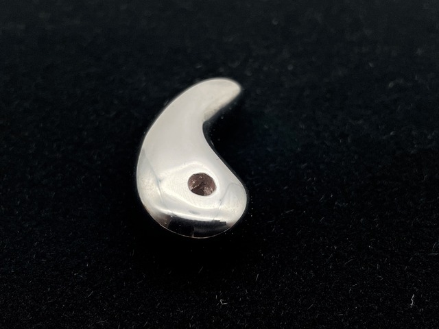 勾玉（ヘマタイト）