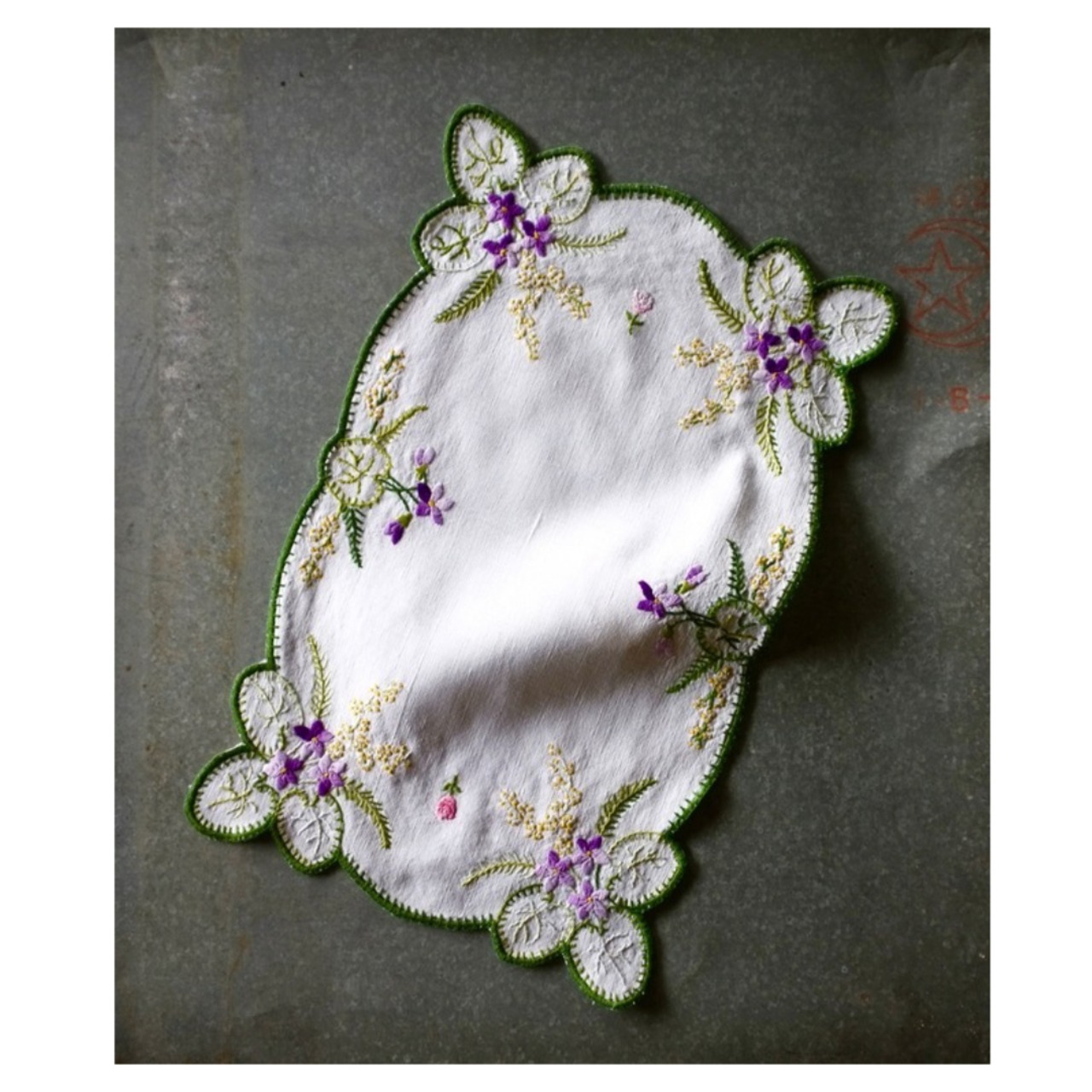 残2 フランス 42c 菫とミモザと小さな薔薇と刺繍クロスa アンティーク