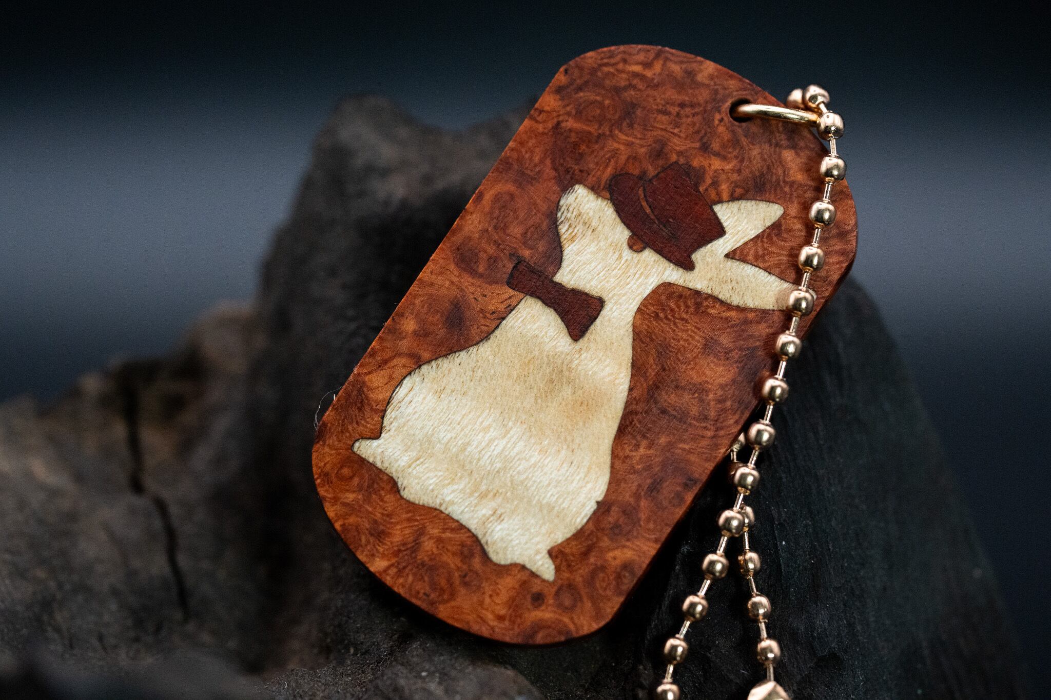 【朱色の銘木】 本花梨瘤 ドッグタグ 象嵌 三月ウサギ