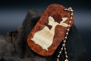 【朱色の銘木】 本花梨瘤 ドッグタグ 象嵌 三月ウサギ