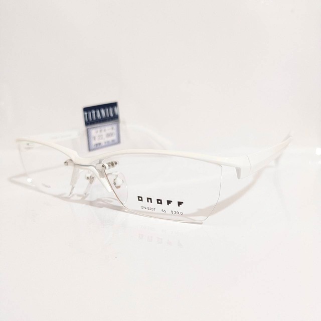 【ONOFF】スクエアツーポイントフレーム　ホワイト