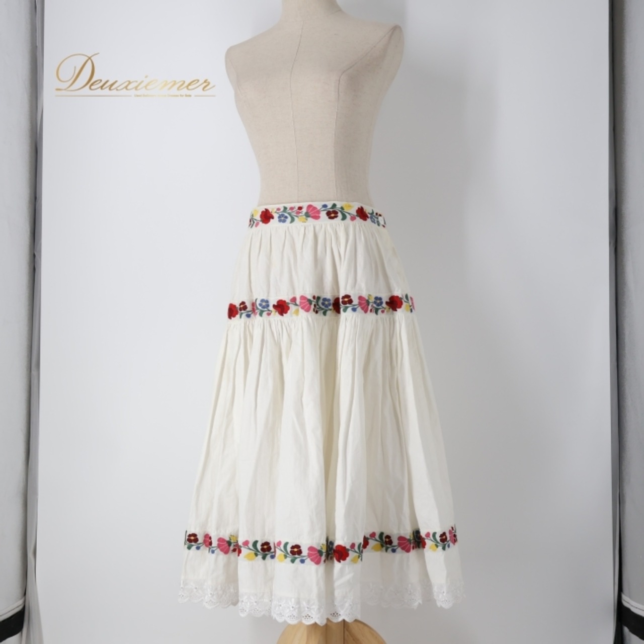 フォークダンス 衣装 スカート ホワイト系 花柄 刺繍 チロリアン チロルスカート 白 赤 青 黄 ハンガリー製 かわいい カントリー ダンス衣装 練習 レッスン イベント カラフル レッド系 ピンク系 ブルー系 イエロー系 グリーン系