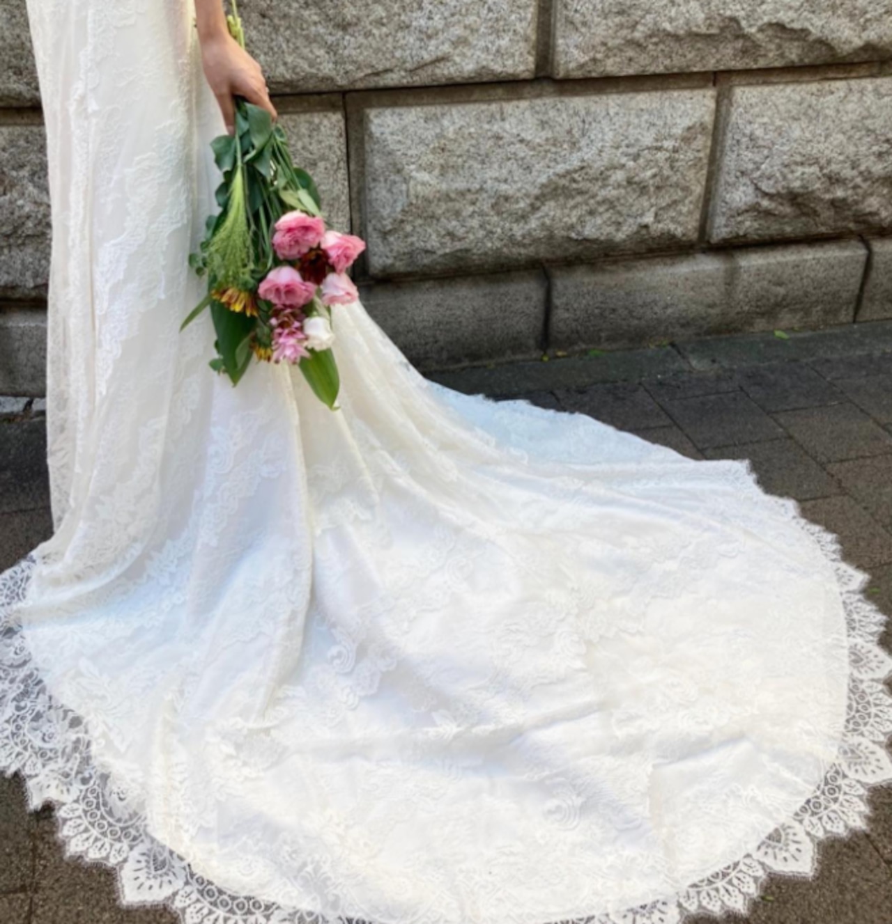 豪華！ ウエディングドレス 裾に繊細レースをあしらった バックレス  