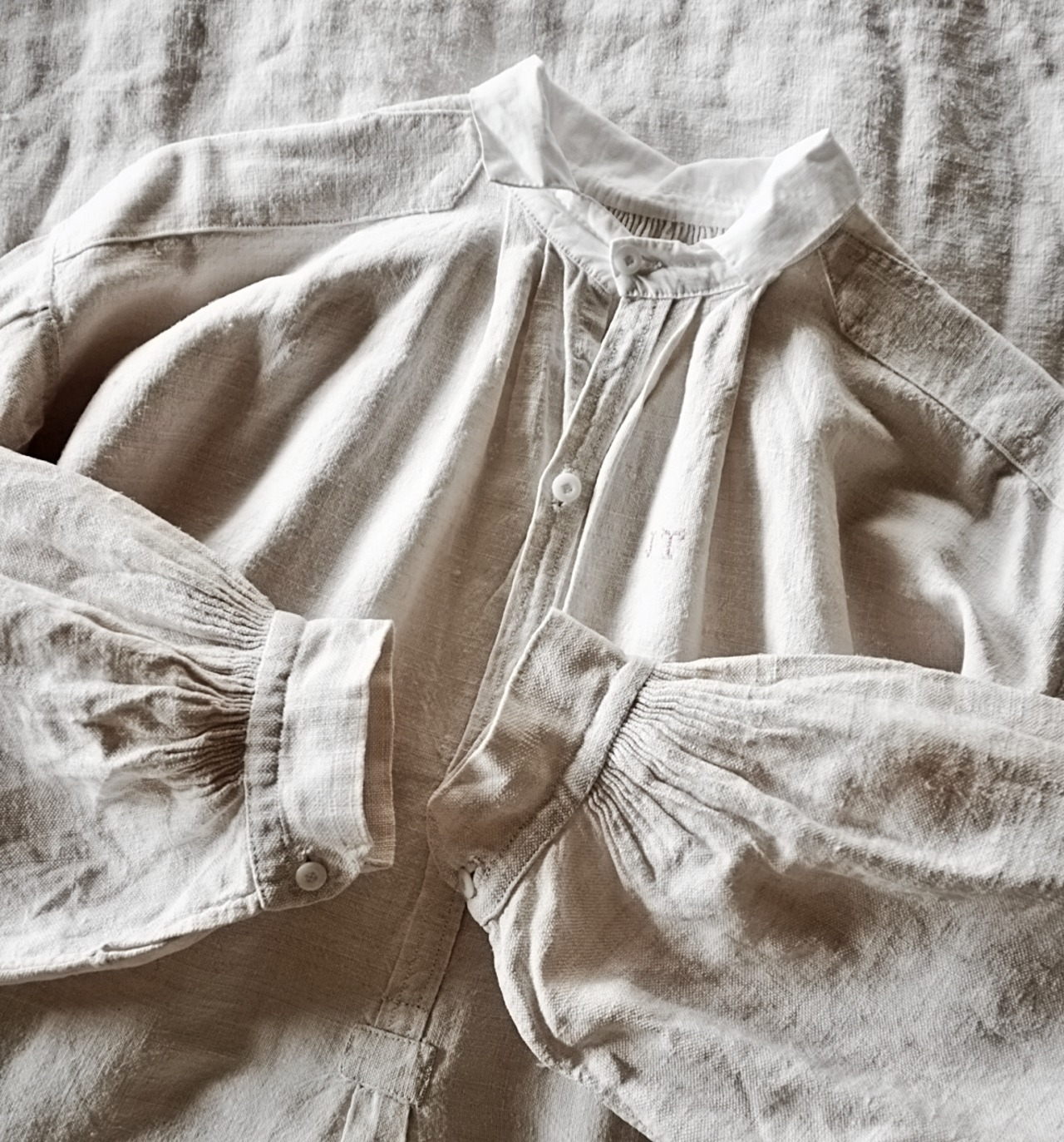 1900s フランス 清貧の画家へ 手織りシャンブルリネンによるグランパシャツ アンティーク