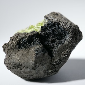 ペリドット オリビン カンラン石 / 原石 標本