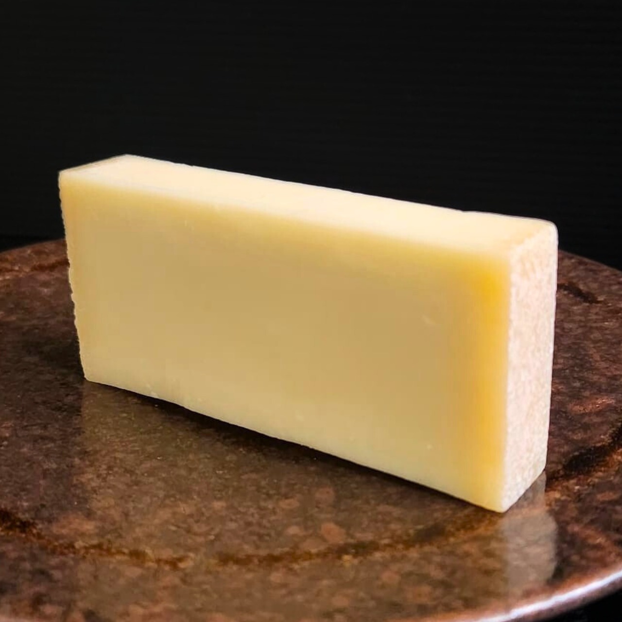 スイス産 グリュイエールチーズ AOP 100g｜12ヶ月熟成・濃厚でナッツのコク｜フォンデュに最適・とろけるチーズ・フレッシュカット Swiss Gruyère Cheese AOP 100g – 12 Months Aged | Rich & Nutty | Perfect for Fondue | Melting Cheese | Fresh Cut