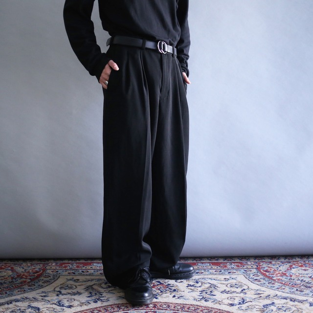 2-tuck tapered silhouette black wide slacks