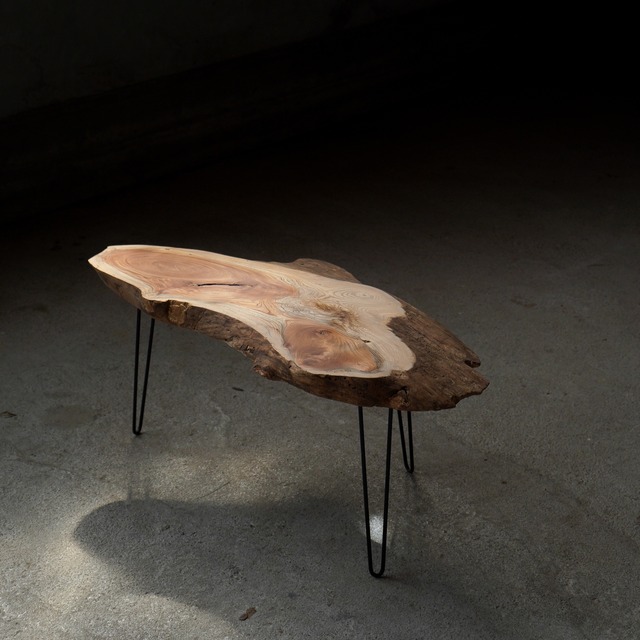 色のコントラストが綺麗な欅の一枚板　コーヒーテーブル（高さ・カラー変更無料）