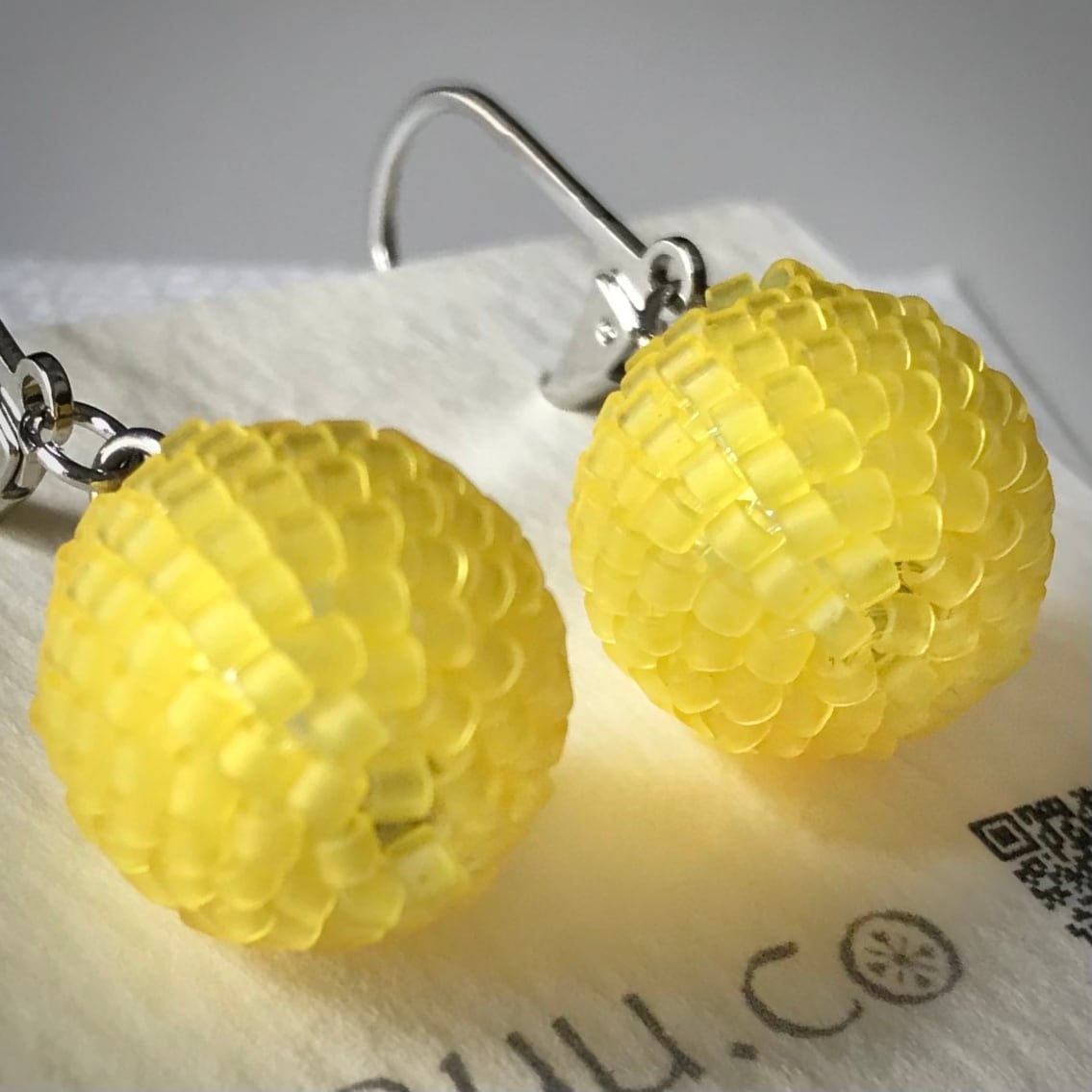 緻密なシードビーズが美しいガラスビーズボールピアス＆イヤリング