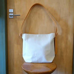 KAMARO'AN(カマロアン) Tafolod Shoulder Bag Ivory 18-A