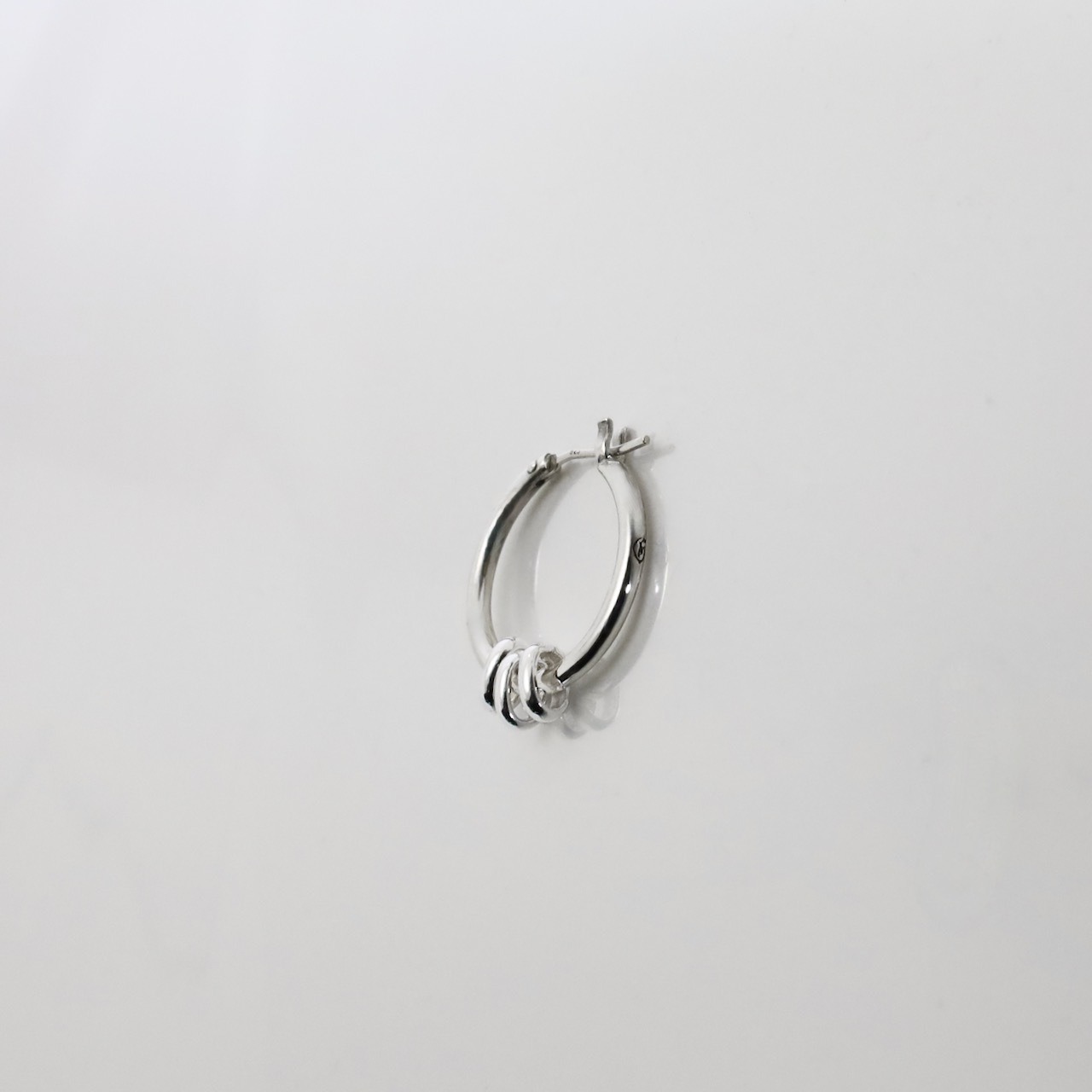 THIN HOOP -raised by wolves- [LARGE] with OVAL /  レイズド・バイ・ウルヴス シンフープ L ウィズ オーバル
