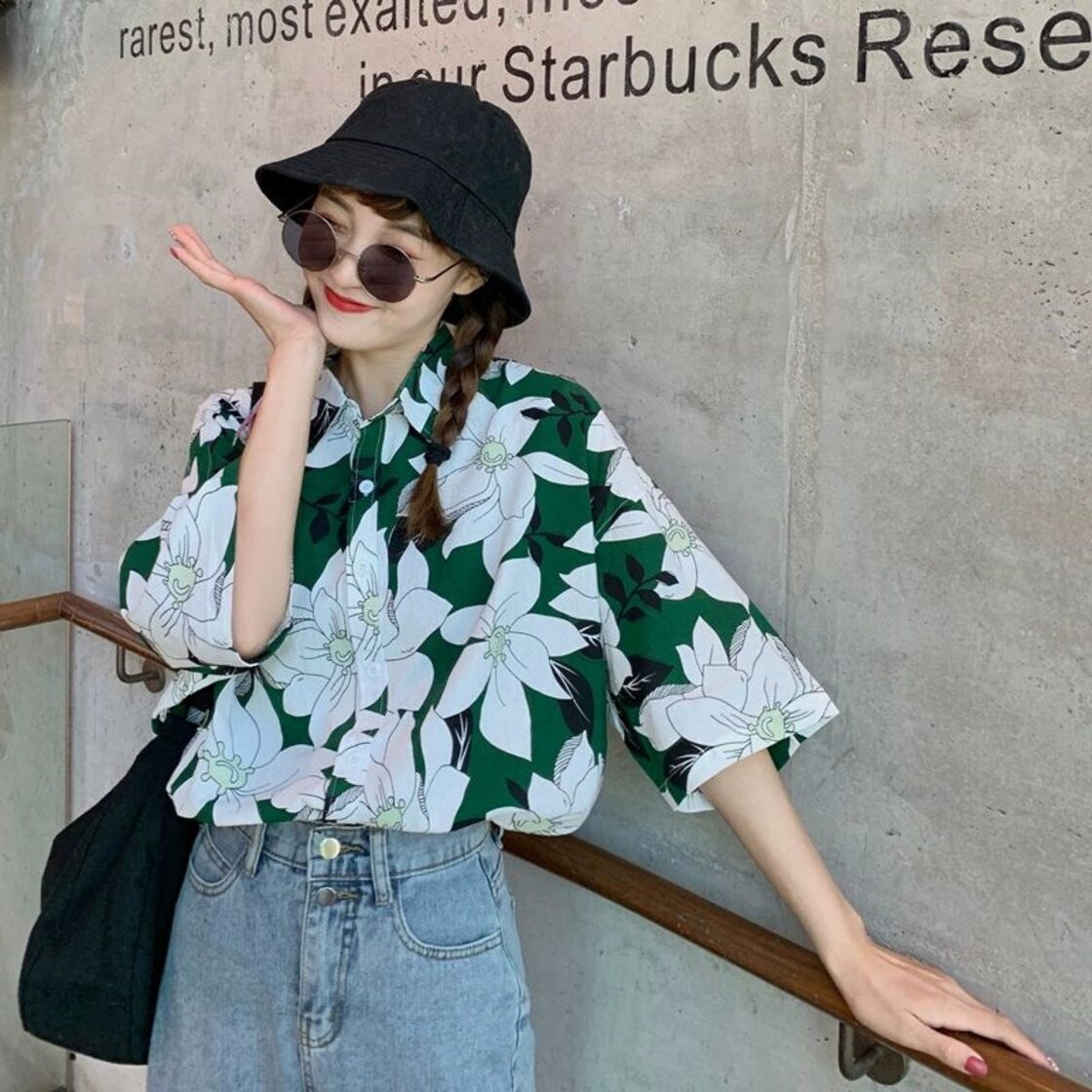 夏のレトロな香港スタイルのデザインニッチ半袖花柄シャツ女性の新しい 