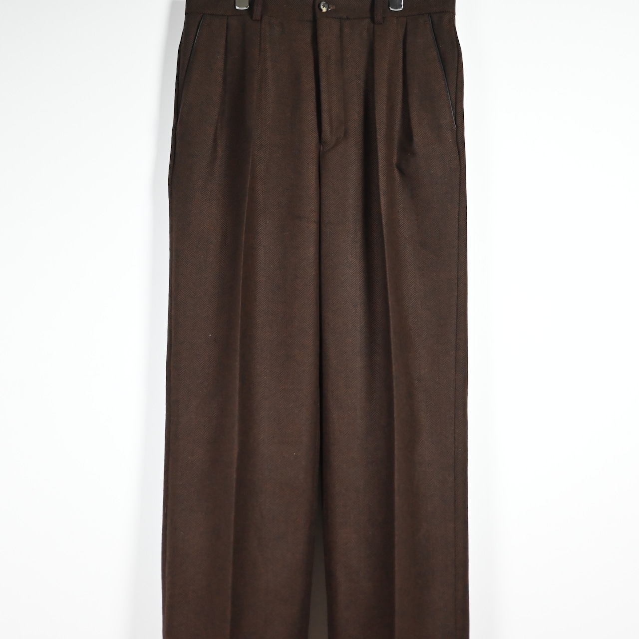 INTERIM / INDIA WOOL CLASSIC HERRINGBONE WITH LEATHER PIPING 2-TUCK STRAIGHT SLACKS