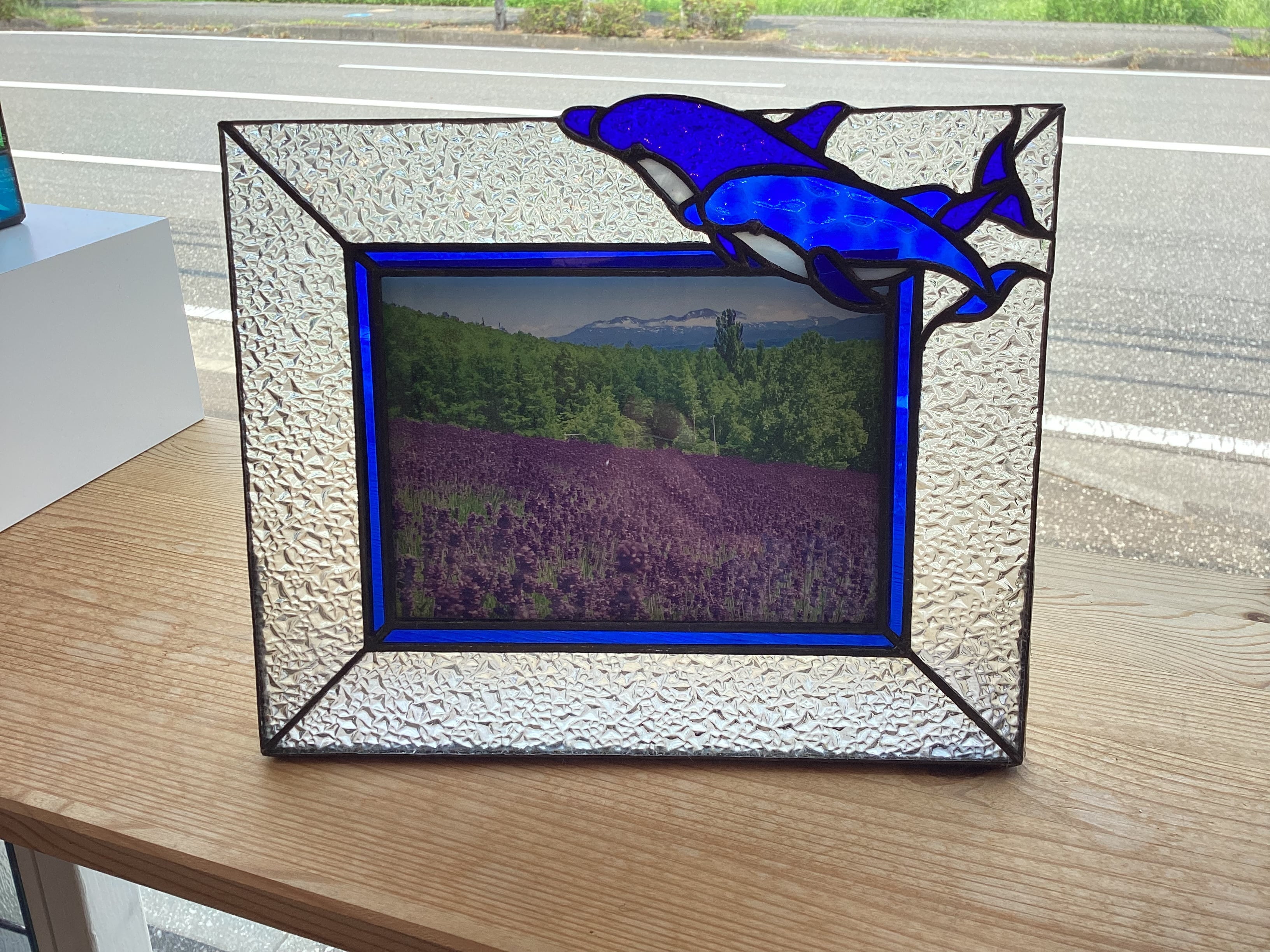 ステンドグラス 2色イルカのパネル(スタンド付) ステンドグラス 】写真