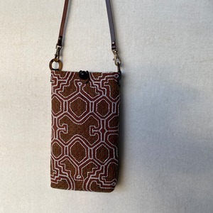 Pos27泥染め全面刺繍白と緑縦長携帯用ポシェット2 シピボ族の手刺繍