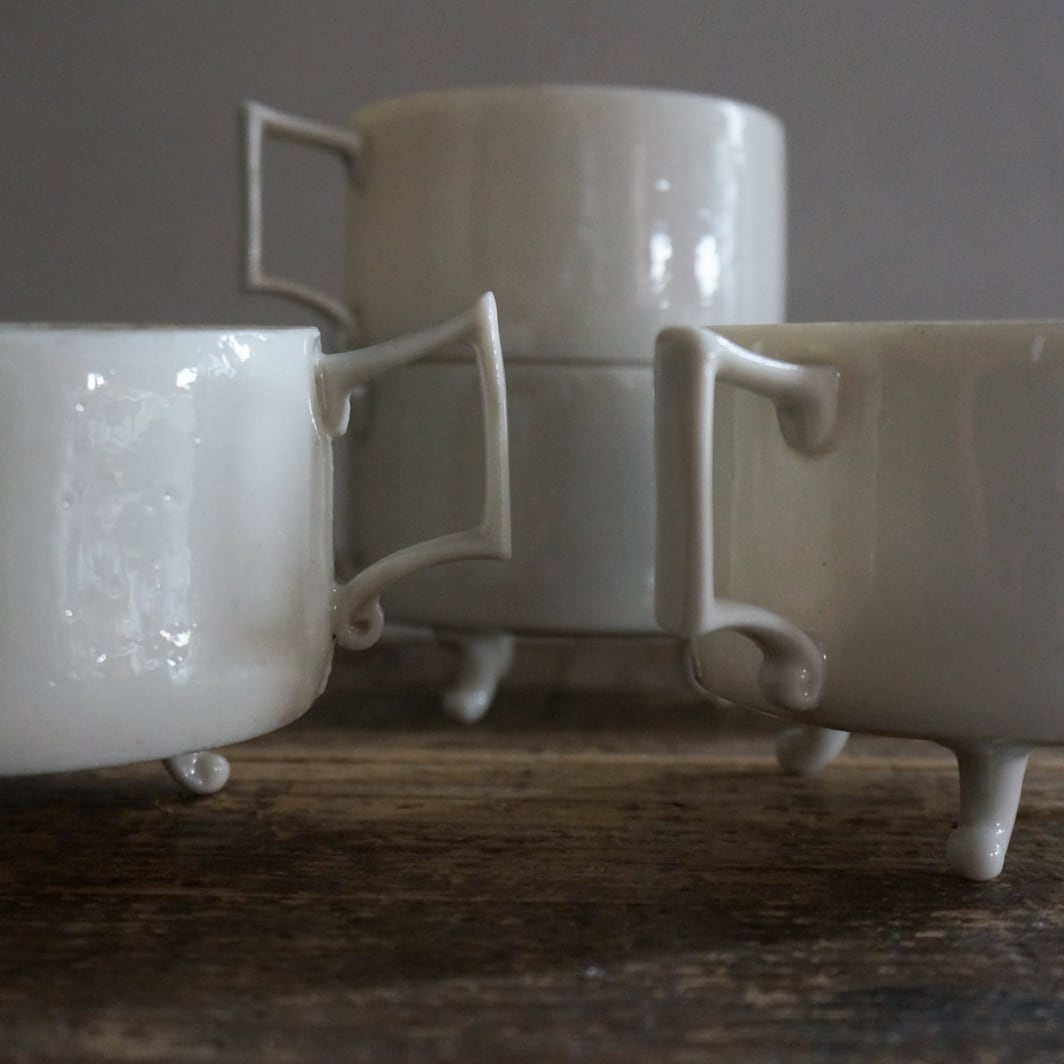 古い国産の白磁三つ足カップ | Konishi Koffee web shop