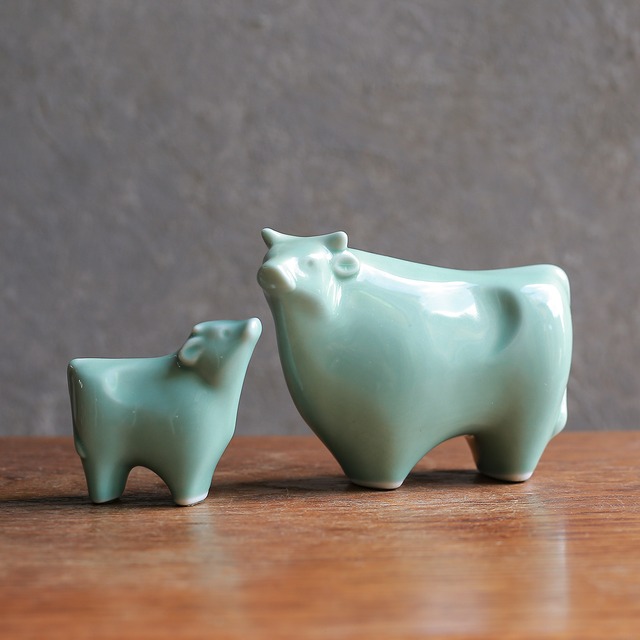 グリーンが美しい、幸せな親子の牛