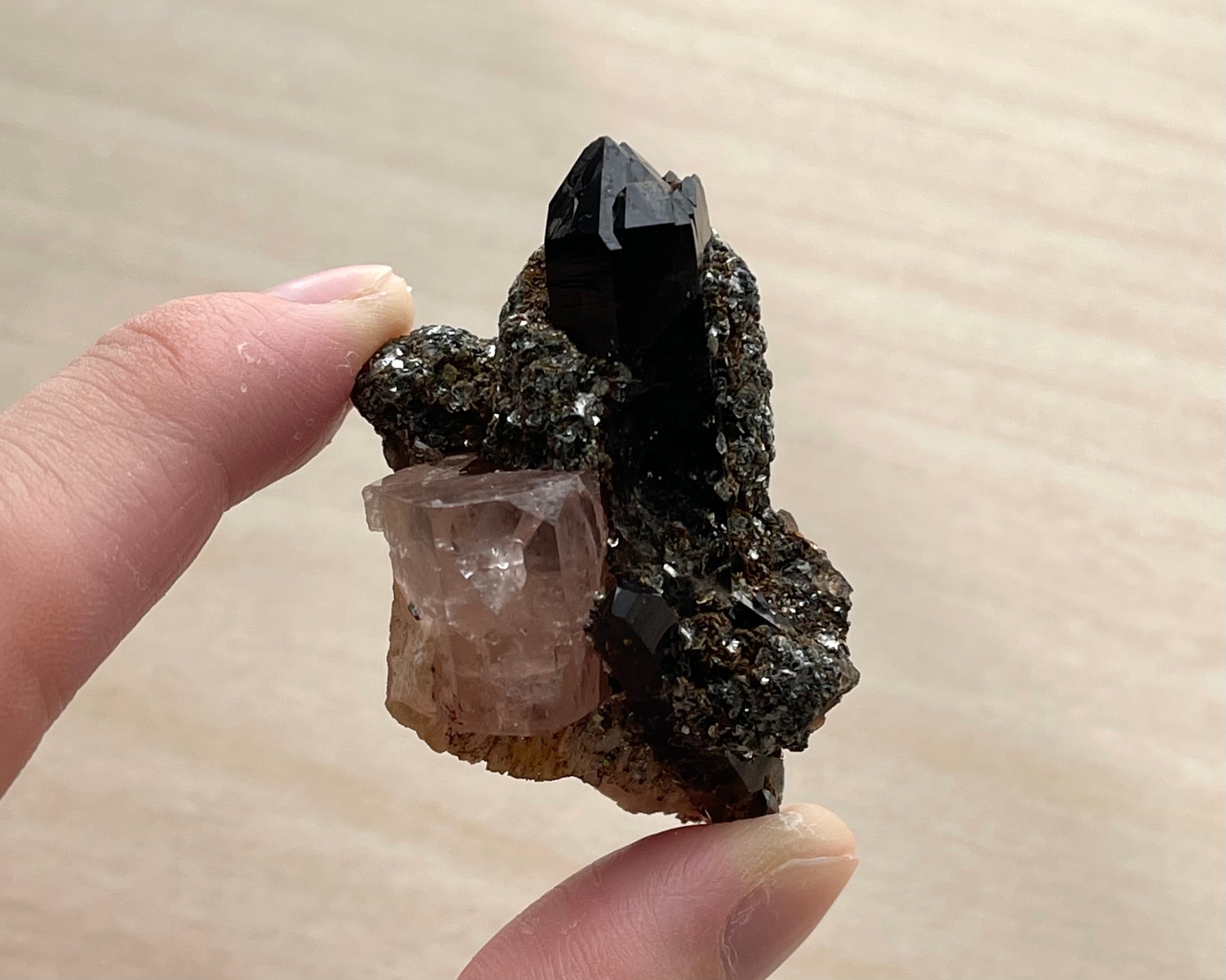 フローロアパタイト / スモーキークォーツ【Fluorapatite with Smoky