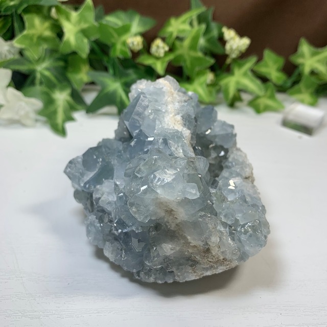 5.空色セレスタイトに住み着いているフローライトハリネズミさん