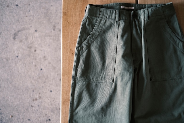 【HATSKI】 Loose Tapered Utility Trouser