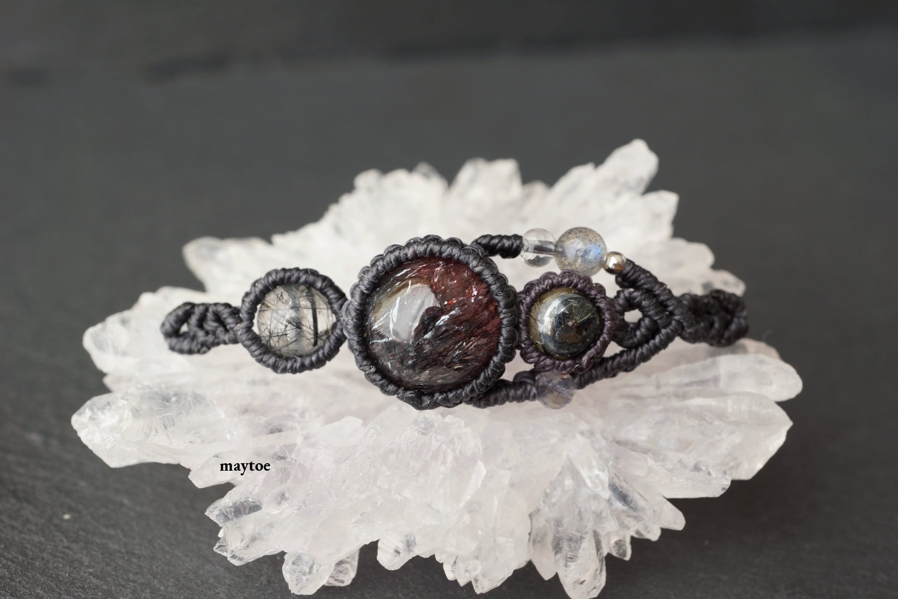 花火スーパーセブン(エレスチャルクォーツ)&太陽放射ルチルクォーツ&トルマリンクォーツのマクラメブレスレット - galaxy -【一点物】