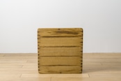 重厚感のある正方形の木箱