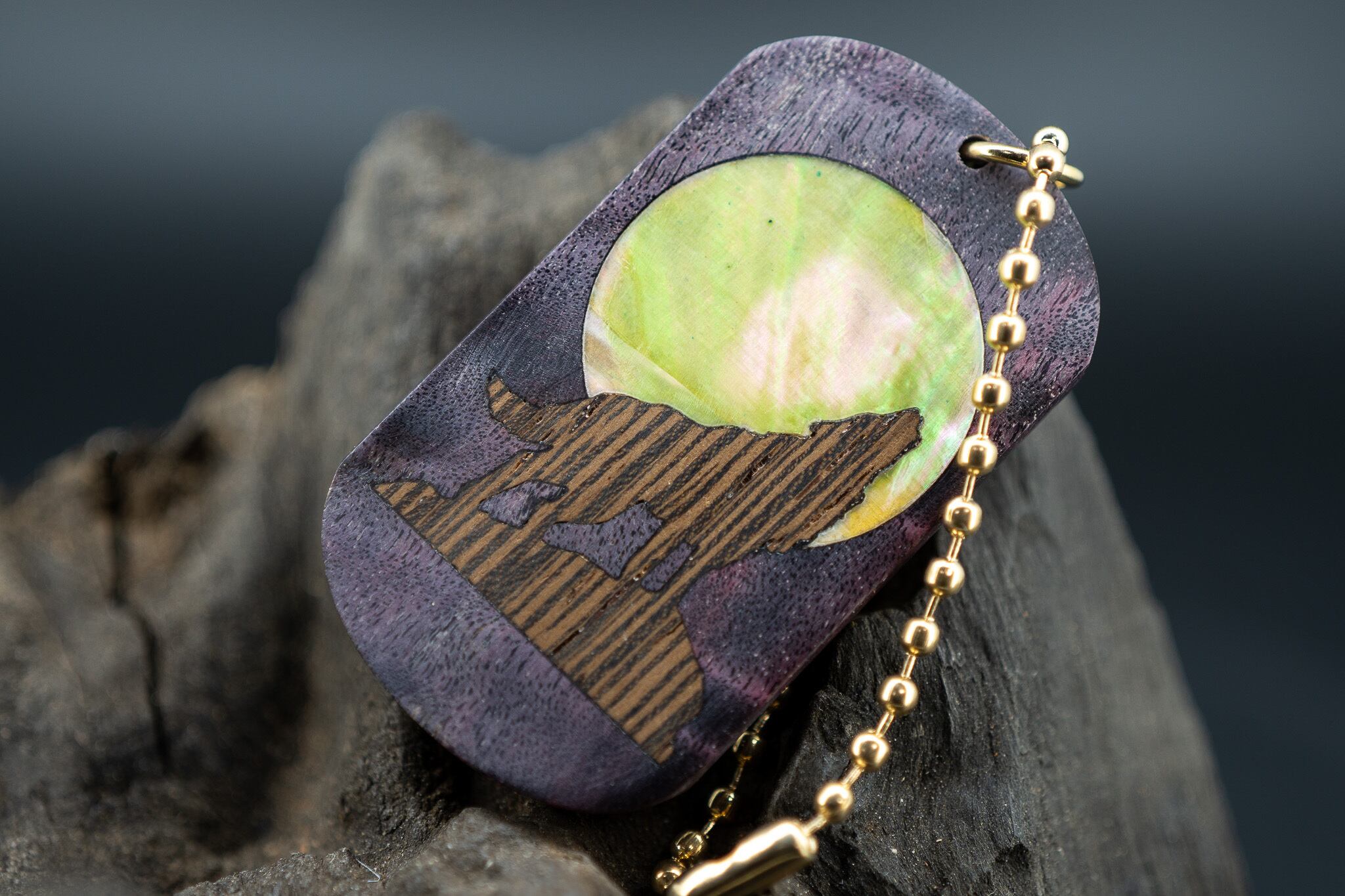 【南国の恵み】マンゴーウッド 縮み杢 スタビライズウッド ドッグタグ 象嵌 月と狼