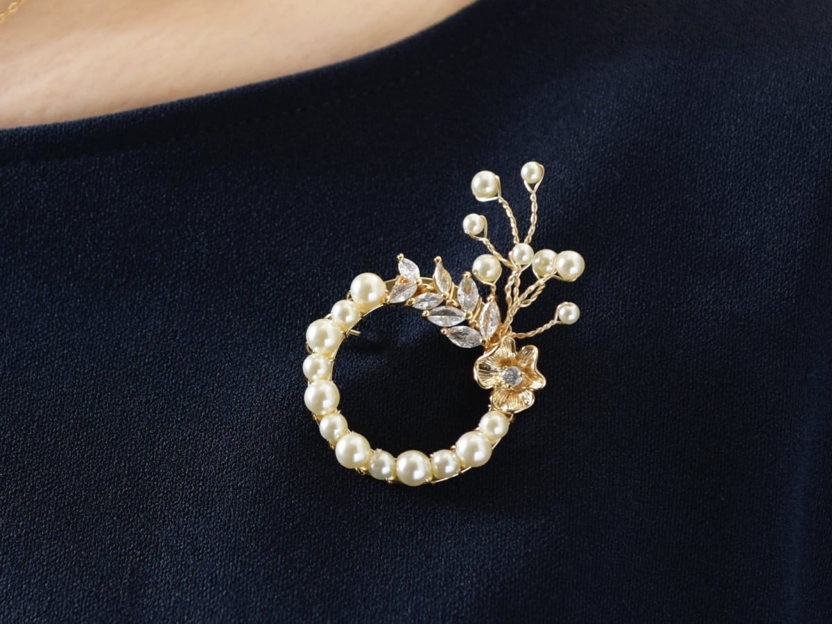 【ブローチ】パールの霞草とビジューの葉っぱ(卒園式、卒業式、入園式、入学式など)