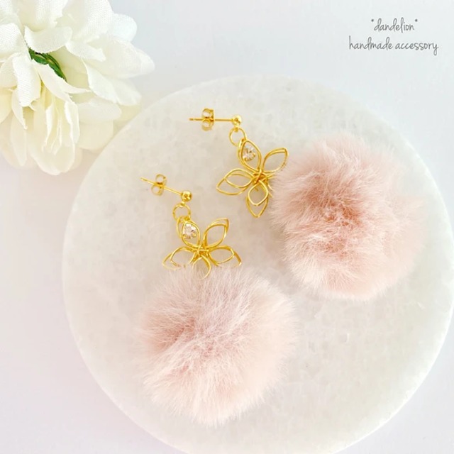 小花キラキラピンクファーピアス/イヤリング