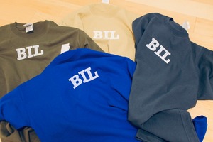 BIL×ロゴ Tシャツ［カーキ・ロイヤルブルー］