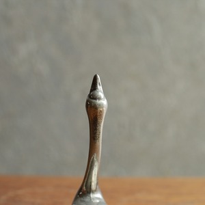 空を見上げる、白鳥のシルバートレイ