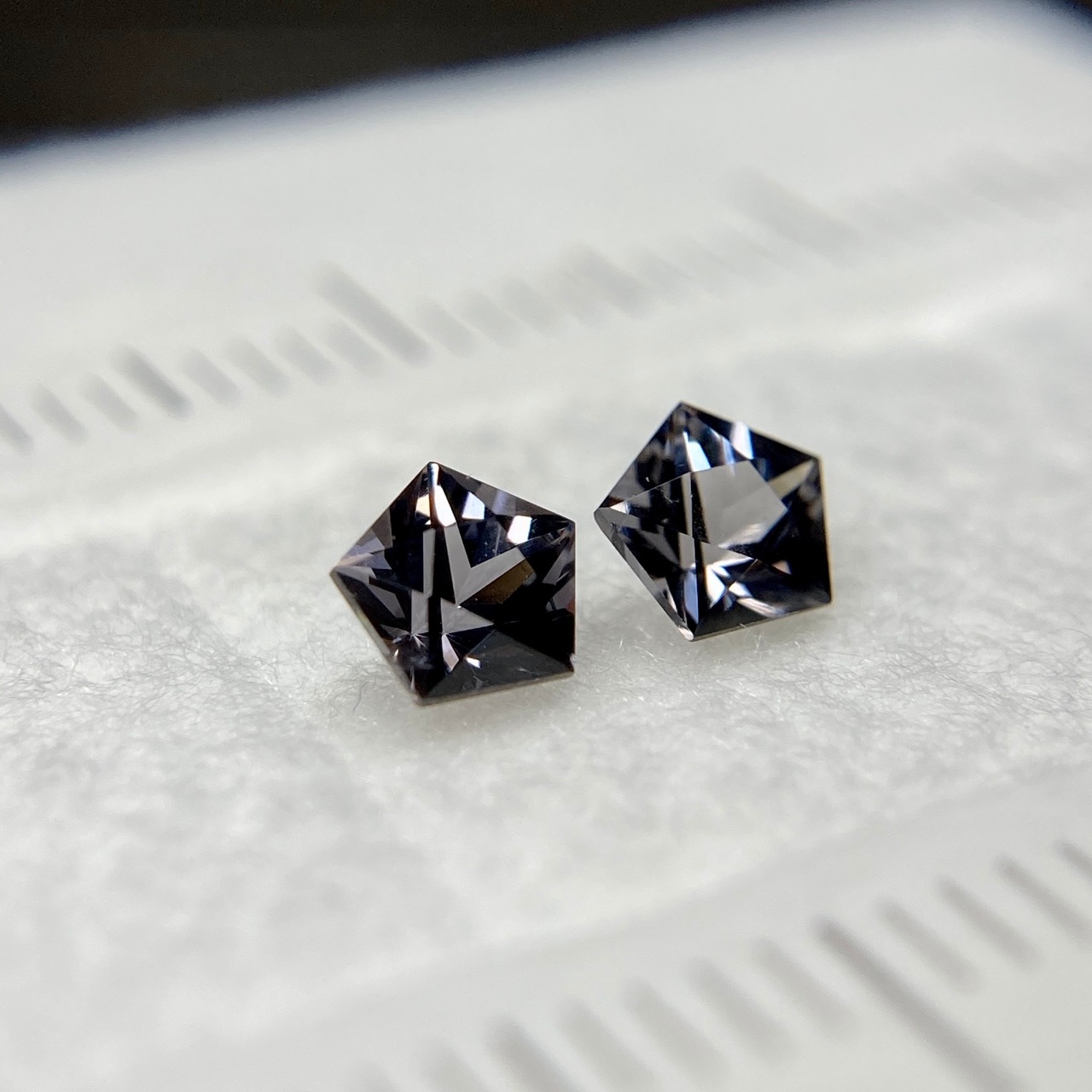 星のスピネル　2点セット 約4.1mm クールカラー B-3