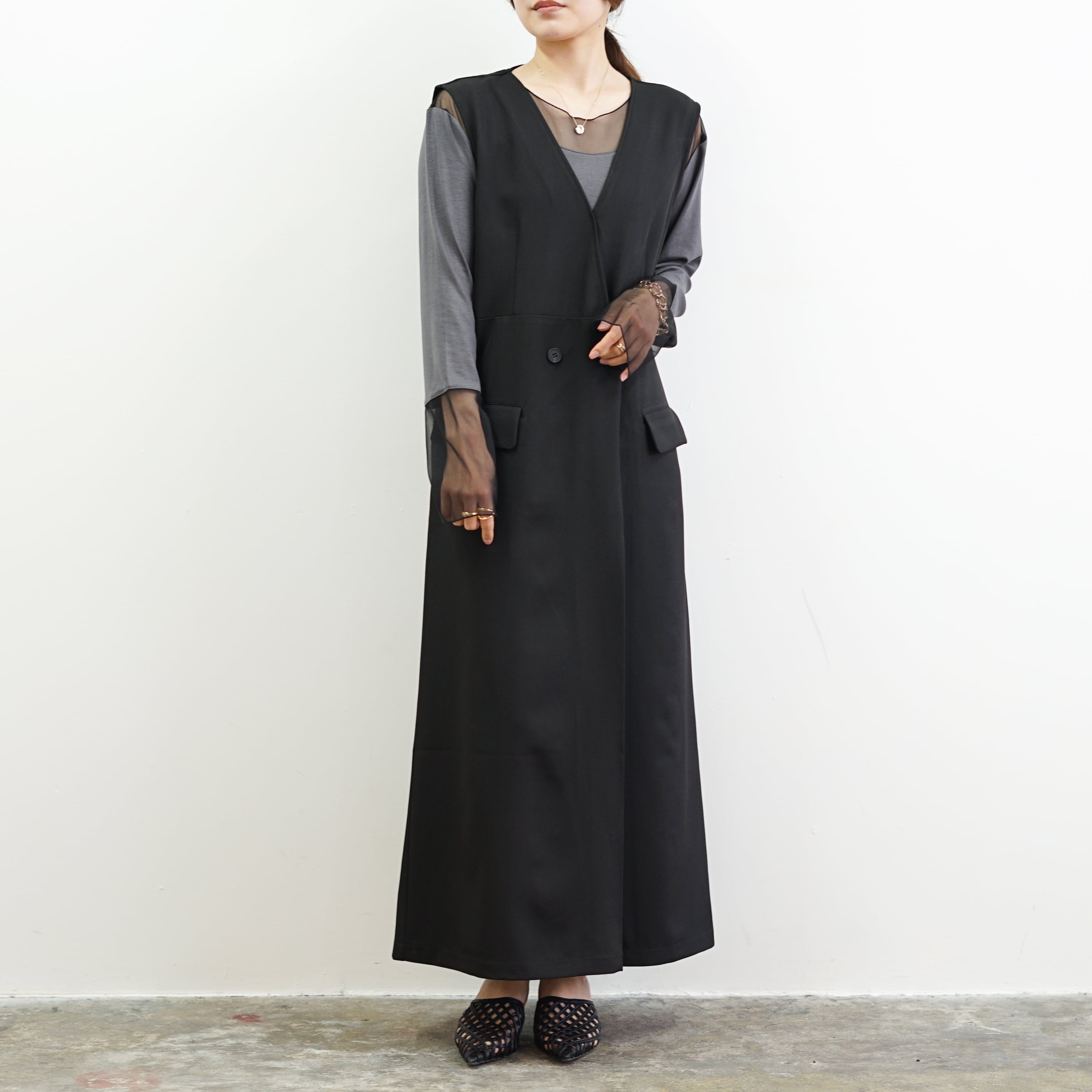 Vネックサロペットワンピース