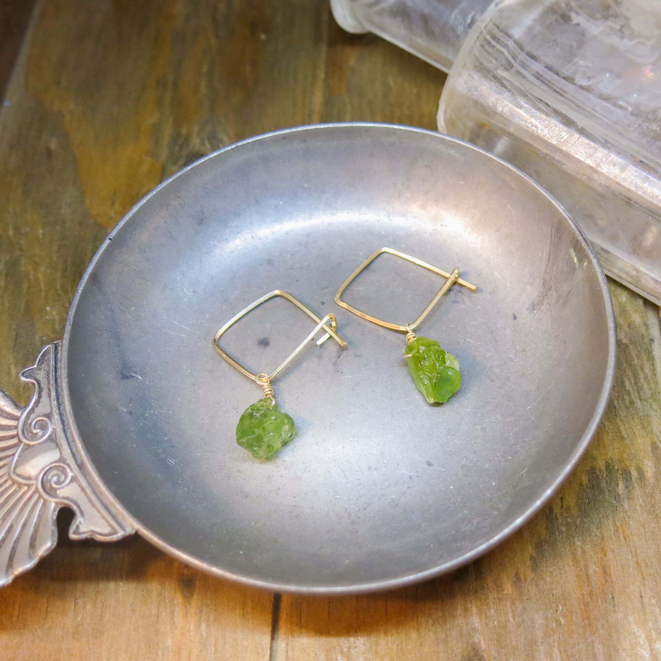 原石ペリドットのシンプルスクエアピアス
