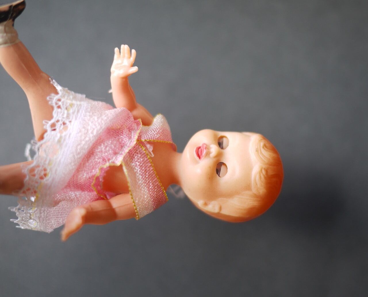 ＜イギリス　ヴィンテージ＞赤いドレスの女の子ドール fit=scale-down,w=1200