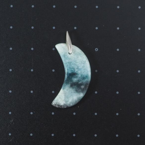糸魚川翡翠 青翡翠 月形ペンダントトップ 4.3g Itoigawa blue Jadeite