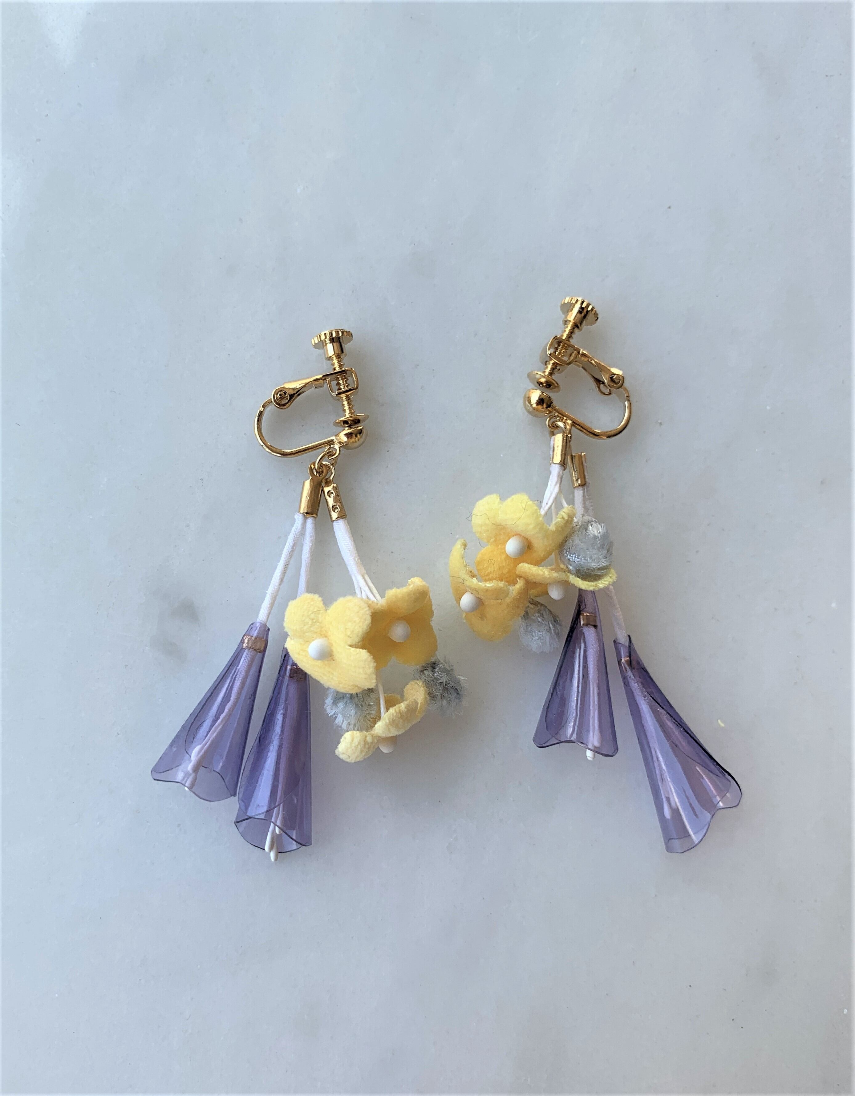 PVCフラワーのピアス/イヤリング yellow×violet | PAY ID