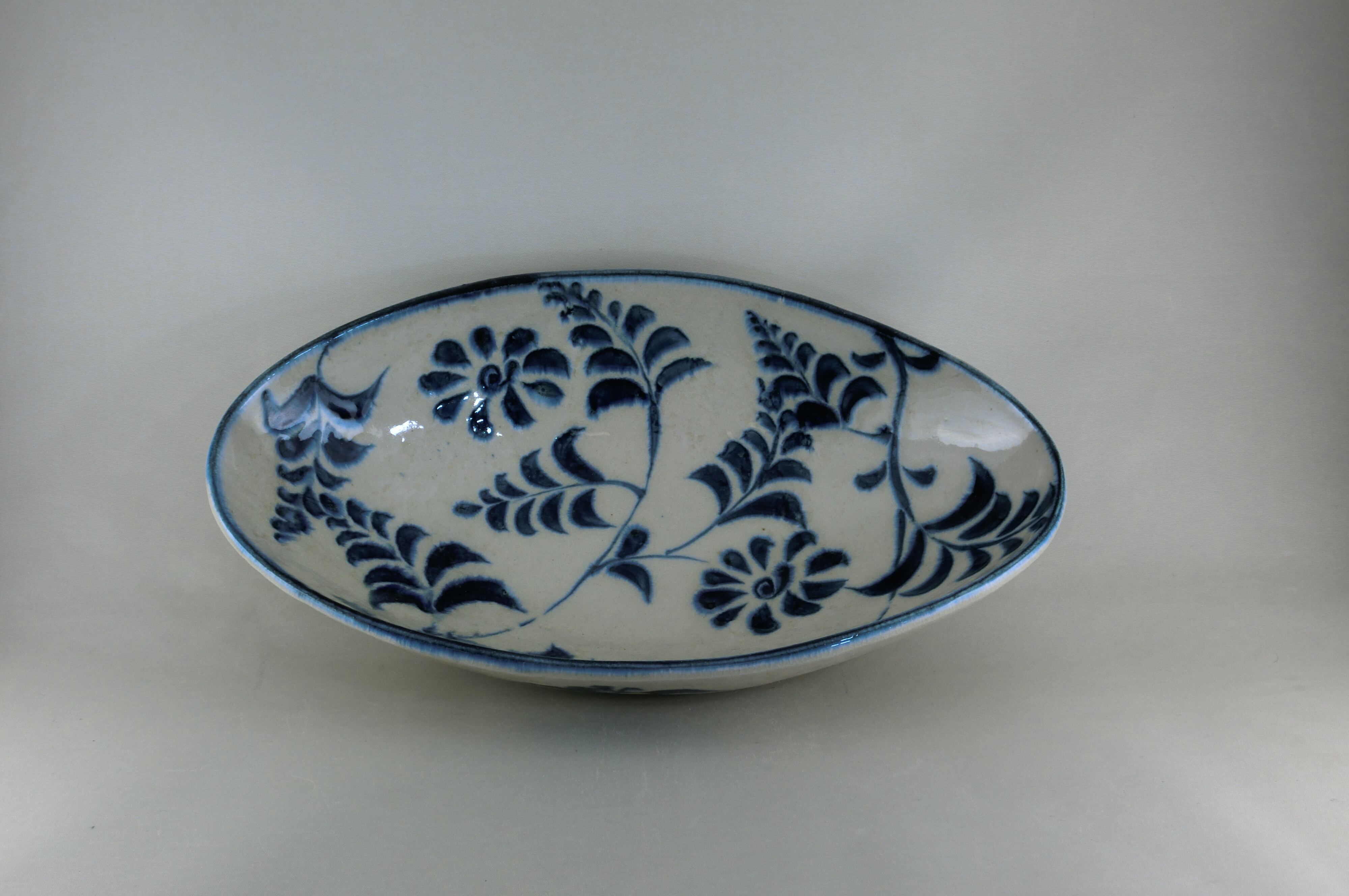 草花紋楕円鉢（宗山窯）