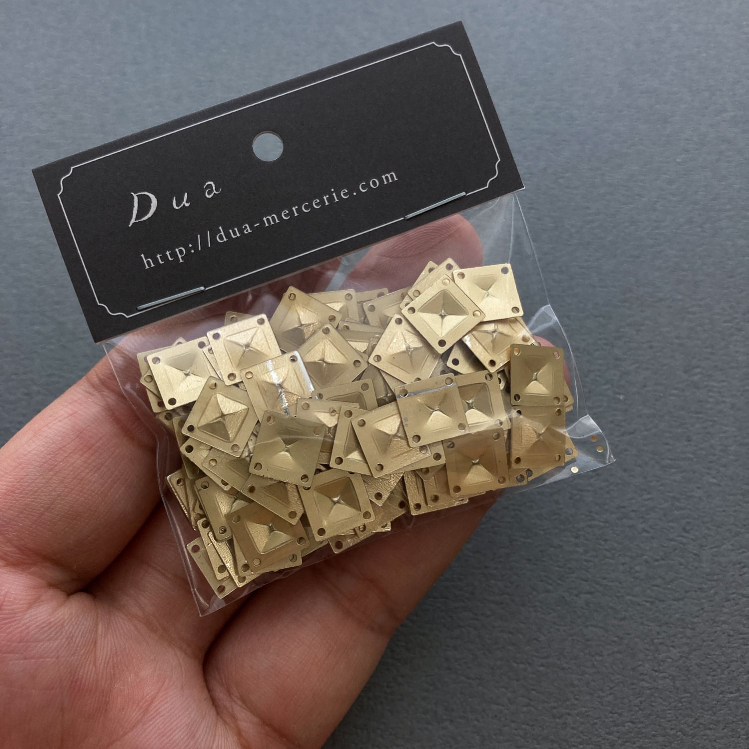 立体タイル風4つ穴あきスパンコールパック | Dua-アクセサリーパーツ