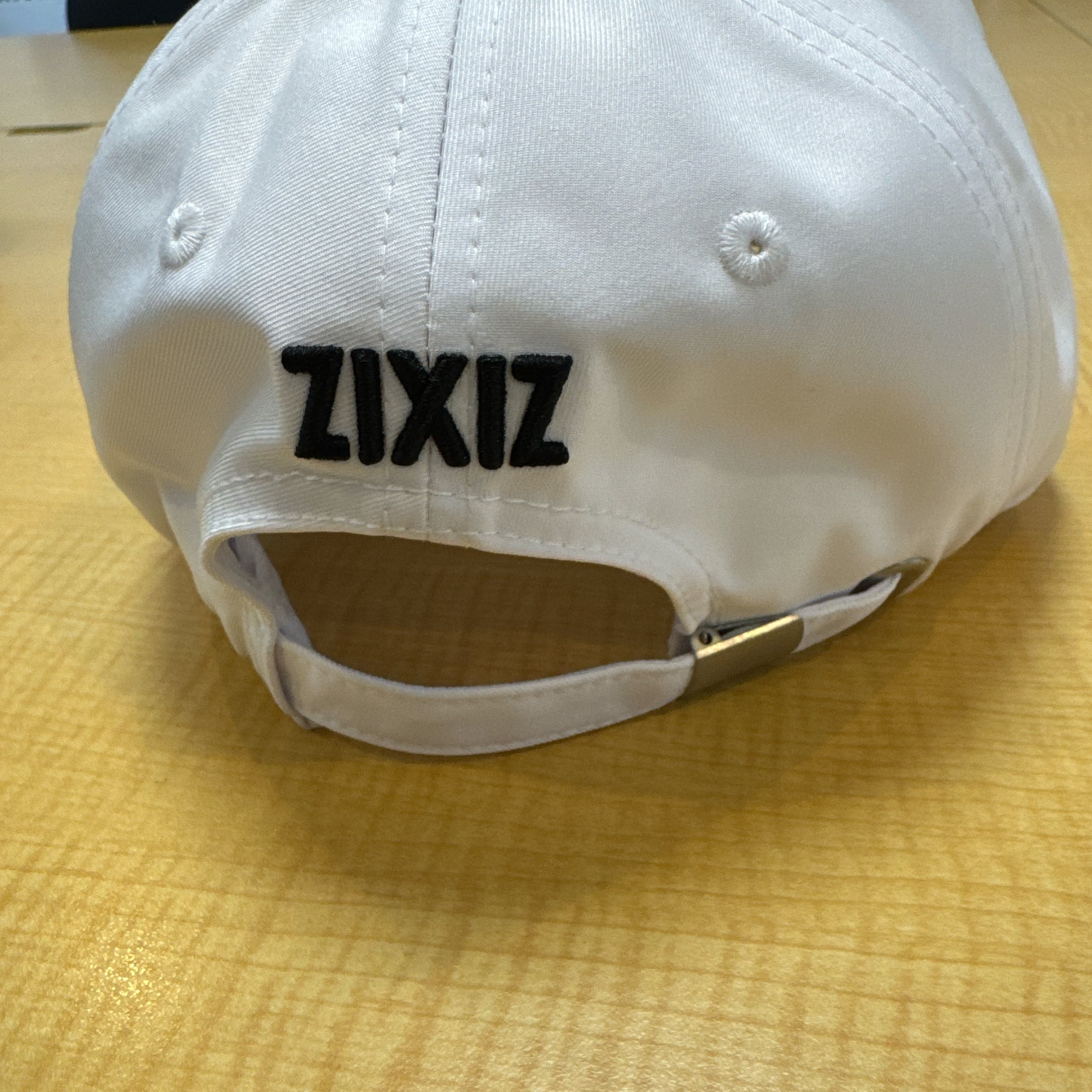 新型刺繍ZIXIZのキャップ3色展開、新型刺繍（ブラック・ホワイト