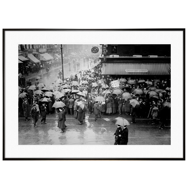 アメリカ写真 1909年ニューヨーク レイバー・デーの雨の中の群衆 インテリアモノクロアートポスター額装 ヴィンテージ写真 AS2552