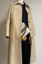 28　市松グラデーショントレンチコート