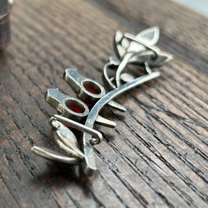 アンティーク　大正から昭和初期　合金製　小枝に鳥の帯留め