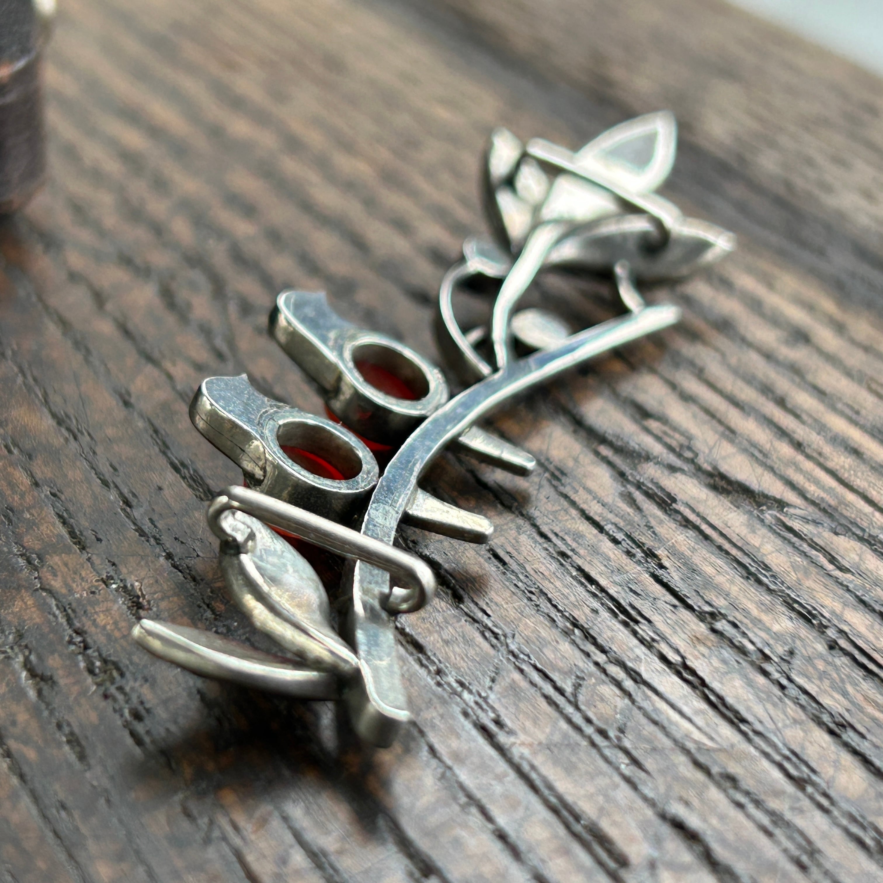 アンティーク　大正から昭和初期　合金製　小枝に鳥の帯留め