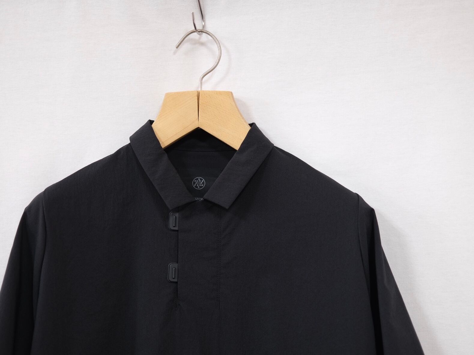 TEATORA”CAPSULESNAP POLO SHIRT - DR BLACK” | Lapel online store