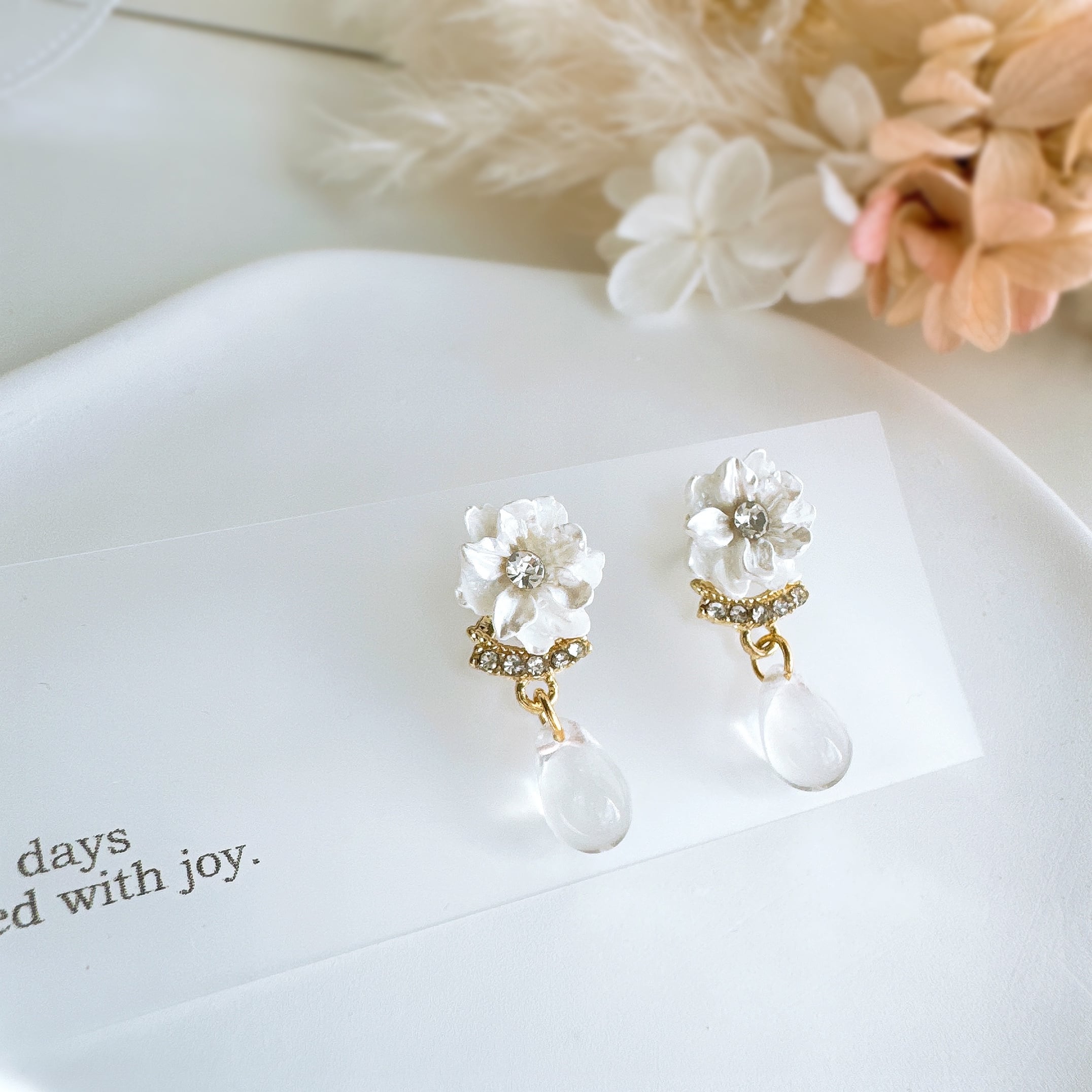 白の小さなお花ピアス チタン ステンレス イヤリング 樹脂 ノンホール