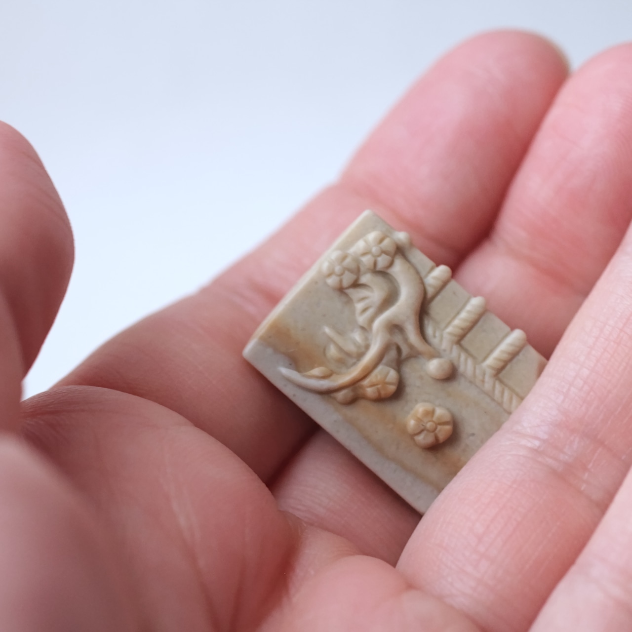 アラシャン瑪瑙 九尾彫刻 - 古書モチーフ 知恵 変化 天然石 パーツ I1003