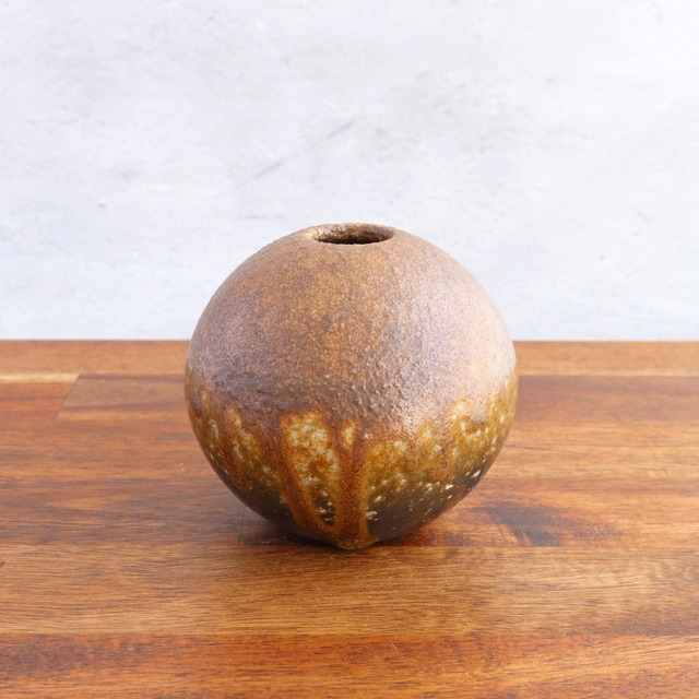 備前焼　小さな丸い一輪挿し【胡麻 / ゴマ】