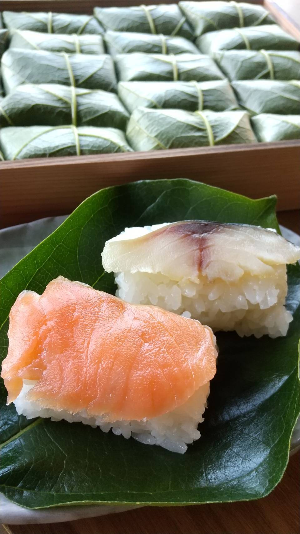 柿の葉寿司14個入り(鯖・鮭)　静亭