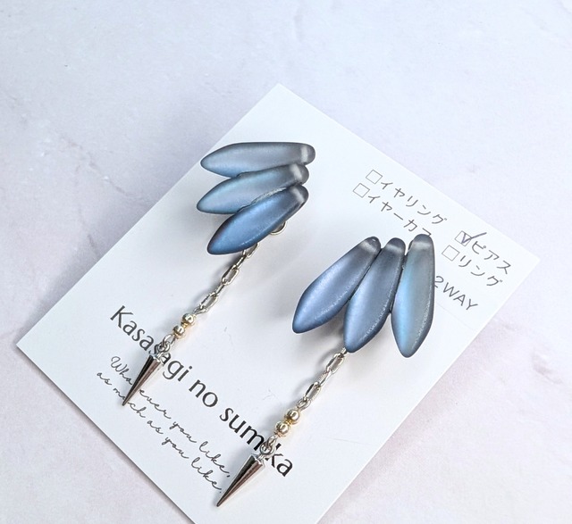 翼の耳飾り《ニケ》ウィンターブルー 2wayチャームキャッチ ピアス チェコビーズ［KNS-204］